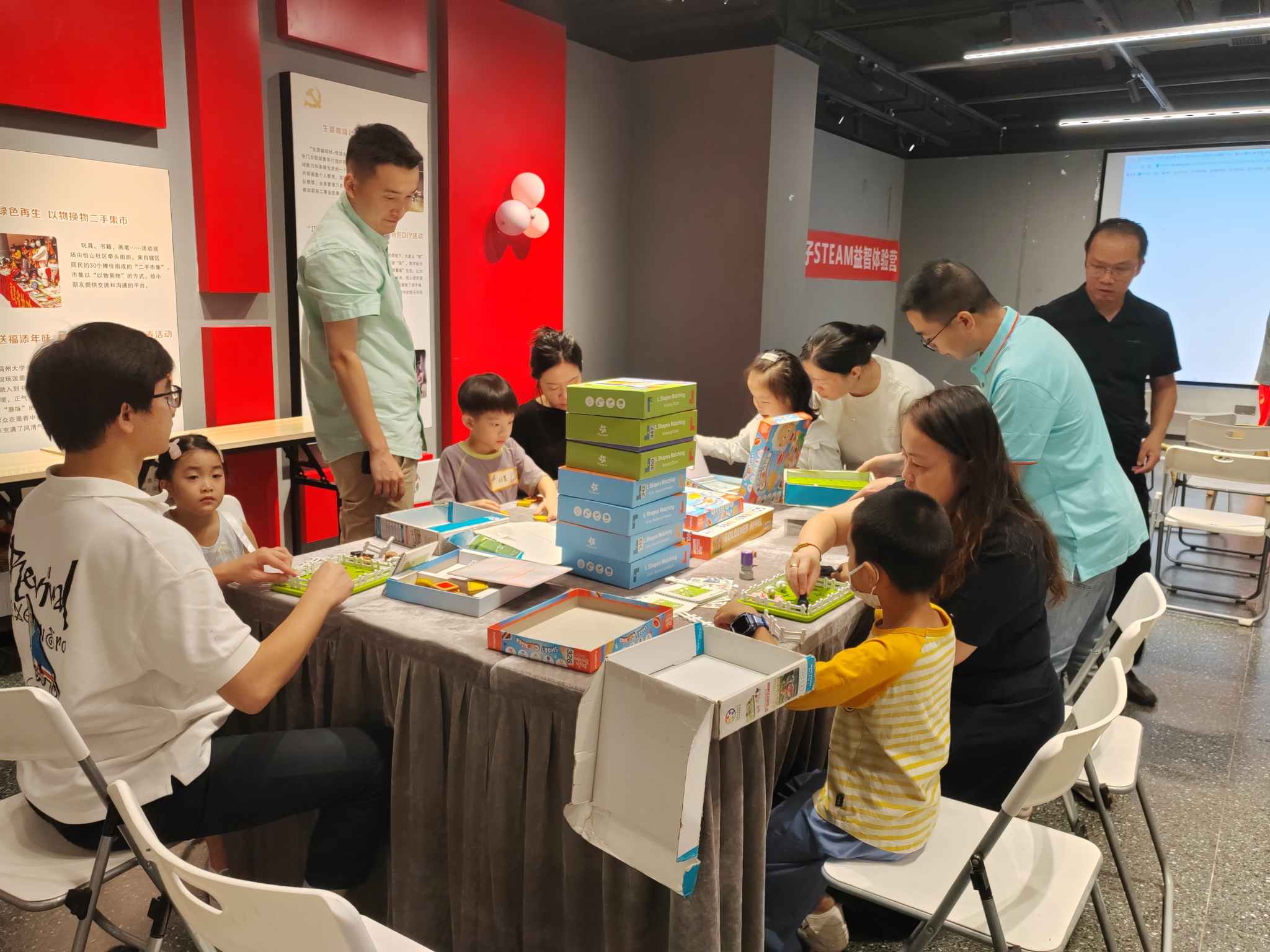 2025年8月17日下午，怡山社区在社区活动室开展“亲子STEAM+英语益智体验营”活动 (5)(1).jpg