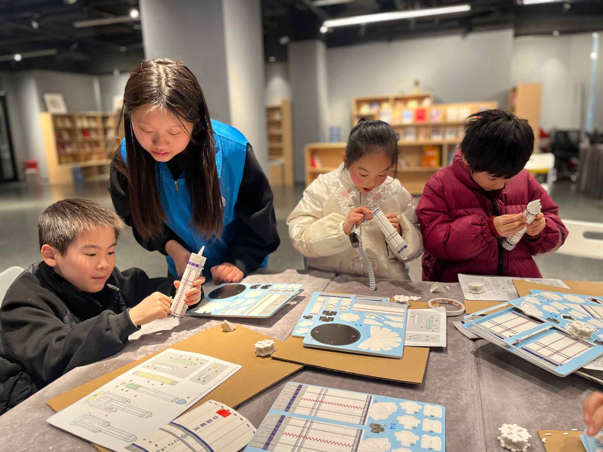 2026年2月3日，怡山社区社区开展“趣味科普伴成长 冬日奇旅启智慧”趣味科普伴成长 冬日奇旅启智慧—火箭模型手工制作 (2).jpg