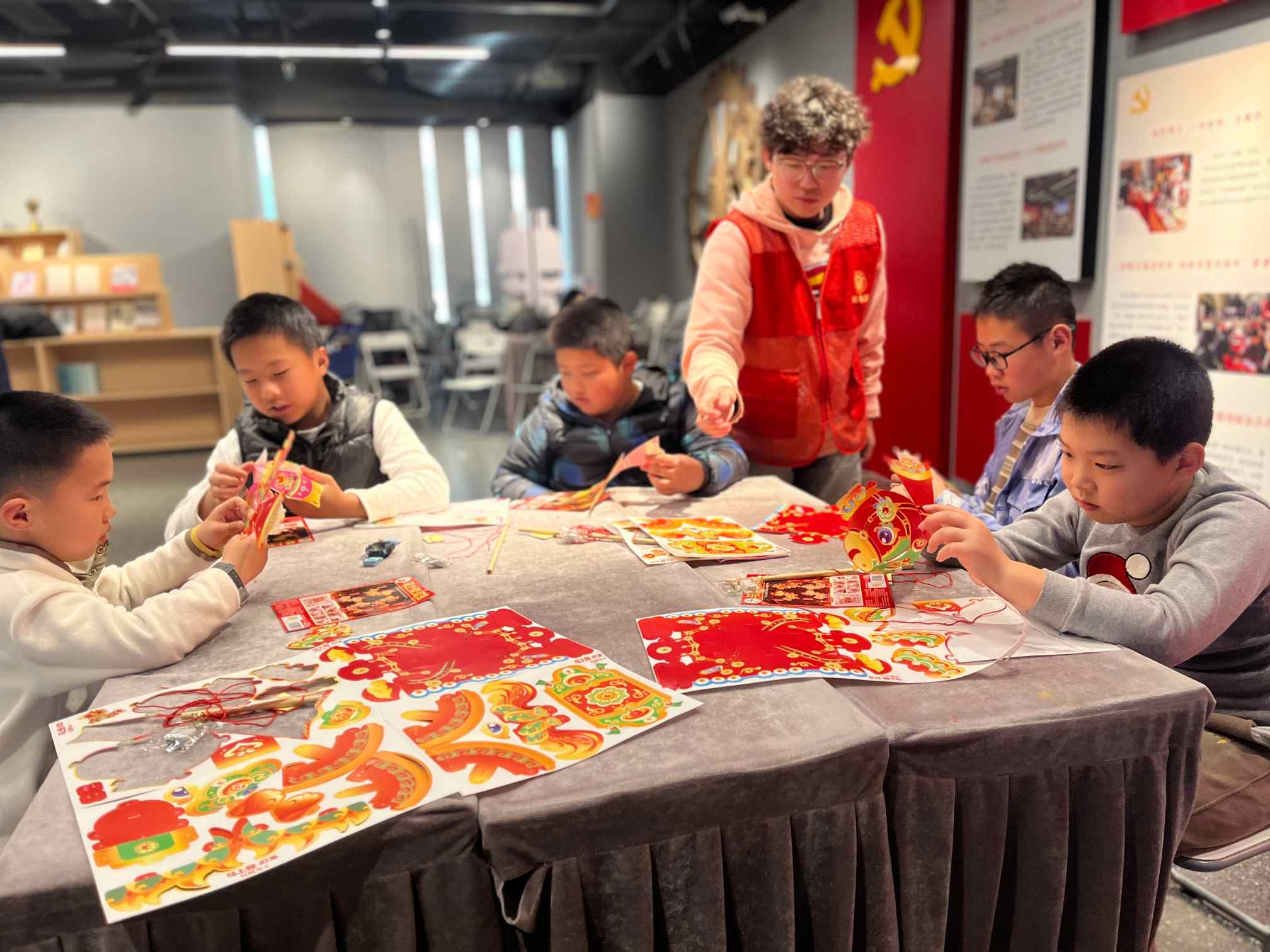 2026年2月5日，怡山社区社区开展“趣味科普伴成长 冬日奇旅启智慧”趣味科普伴成长 冬日奇旅启智慧—福马花灯 (2).jpg